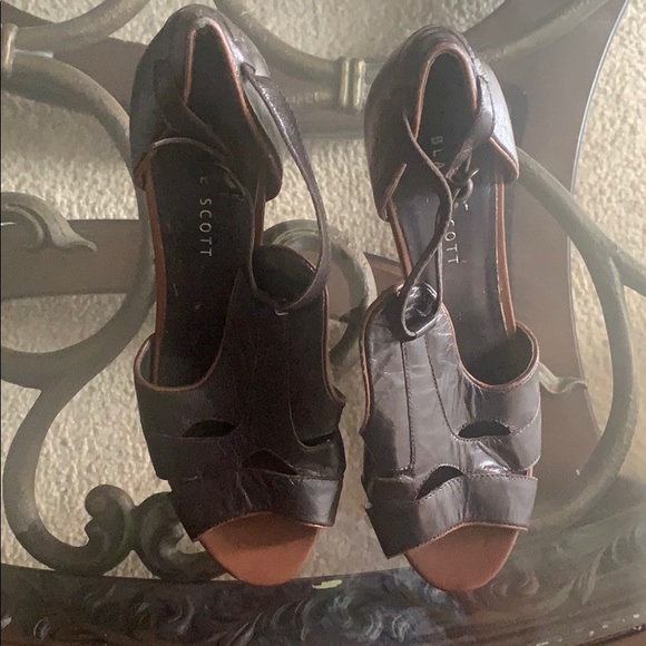 ❄️WINTER SALE PRICE $20❄️ Cute Wedges - Picture 6 of 6